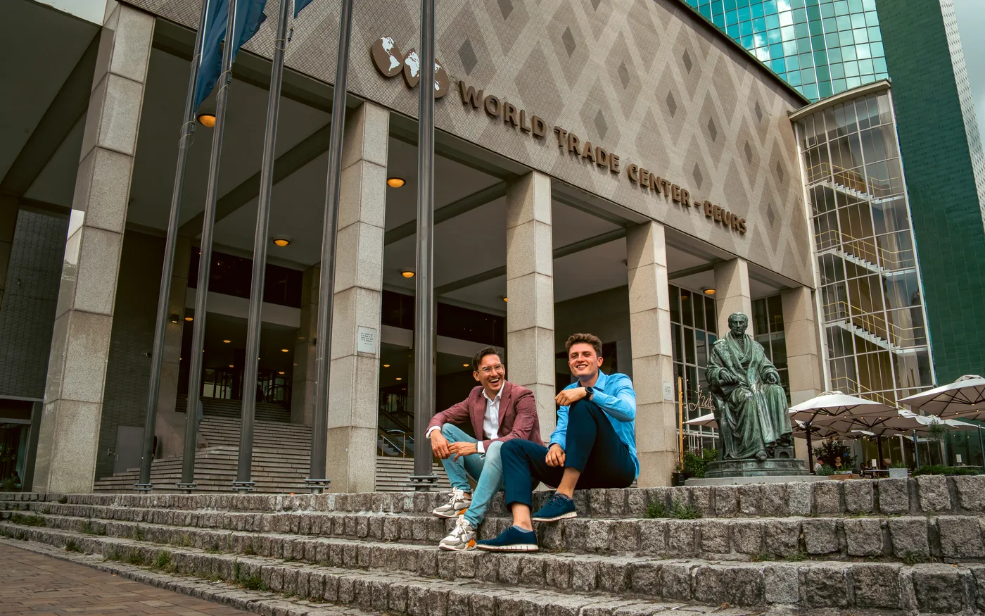 De data consultants van Newbit op de trappen van het World Trade Center in Rotterdam