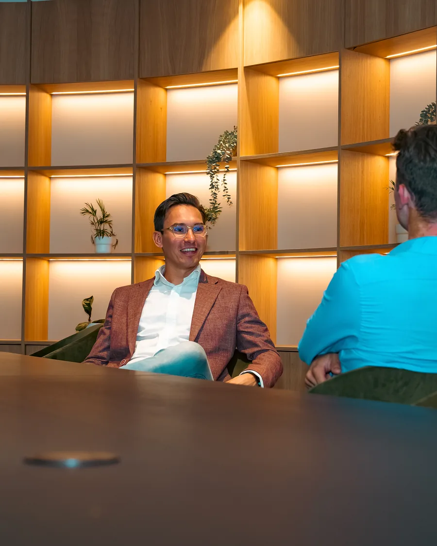 Newbit-consultants in overleg in de lounge van het World Trade Center in Rotterdam