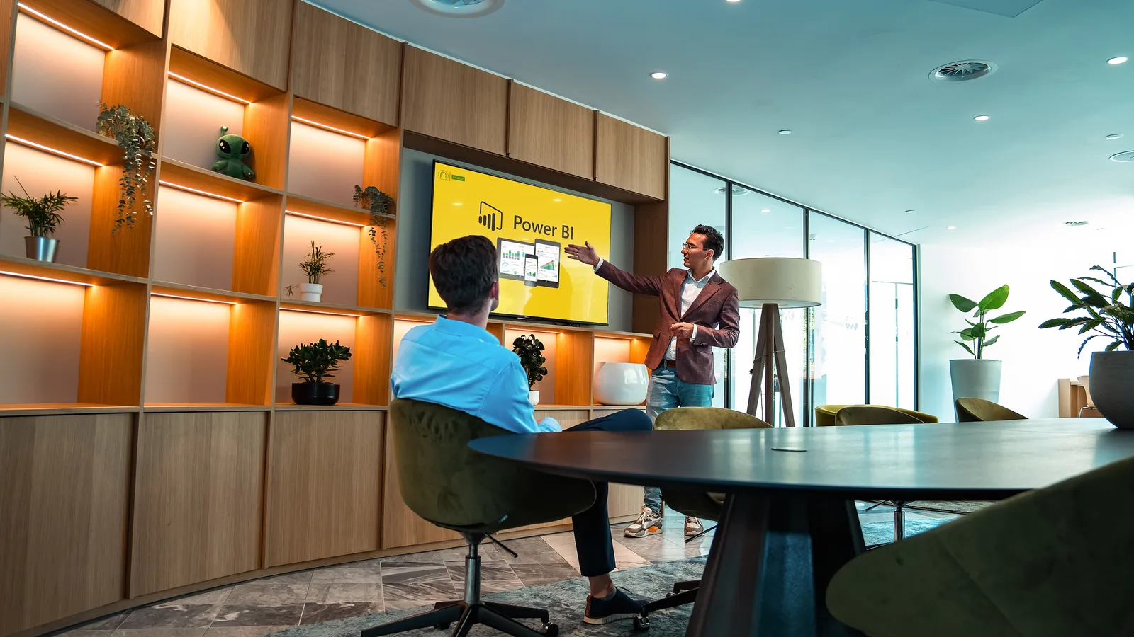 Power BI-rapportage op een groot scherm tijdens een overleg bij Newbit