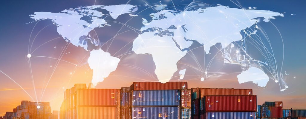 Wereldkaart met lichtlijnen die verbindingen tonen, boven een containerterminal bij zonsondergang